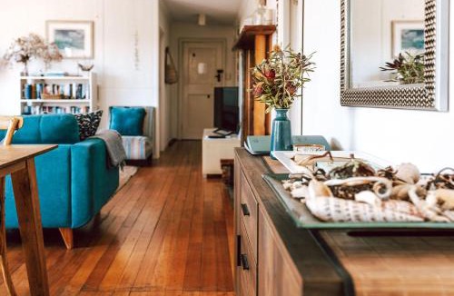Binalong Bay House | Sloop Cottage - Beachfront - Vibes