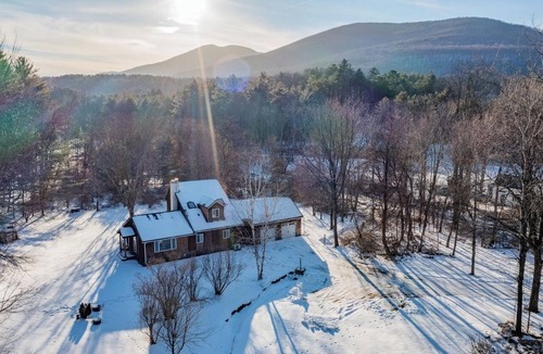 Arlington House | Southern Vermont Cottage - Read Our Arbnb reviews - 4.9!