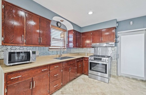 Belleville House | Spacious 2/1 w/large yard only 20 min to STL Arch