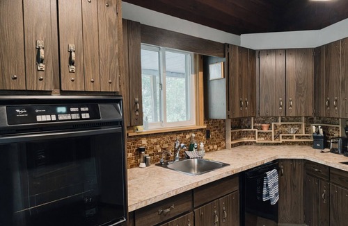 Brighton Cottage | Spacious 3+1 BR, 2 Bath Cottage with Fire Pit and Pool Table