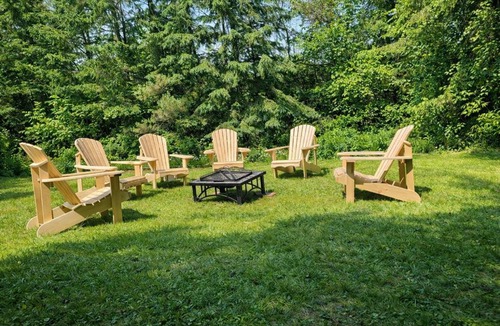 Brighton House | Spacious 3 Plus 1 Bedroom 2 Bath Cottage Retreat with Fire Pit and Pool Table
