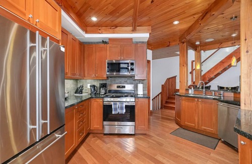Craigleith House | Spacious 3BR Home w/Hot Tub, Parking & Pool Access