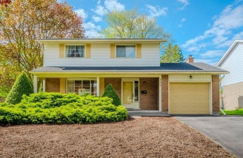 Waterloo House | Spacious 3BR Home|University of Waterloo& Laurier|Parking,Fast WiFi,Private Yard