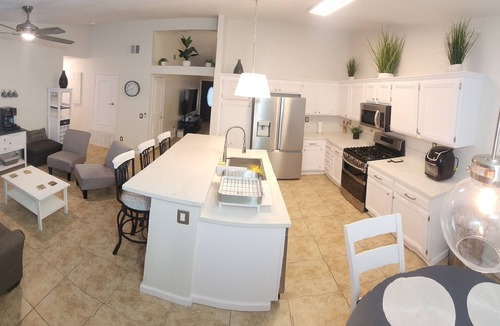 El Centro House | Spacious 4BR El Centro Home 5 Beds & 6-Car Parking