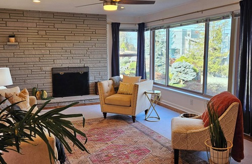 Seattle Metro Area House | Spacious 5-bedroom house in Seattle with Air Conditioning, Wi-Fi, View & Laundry