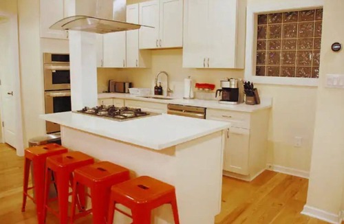 Bloomfield House | Spacious 5BR/5BA Group Stay w/Game Room + Parking, Sleeps 12, Central Location