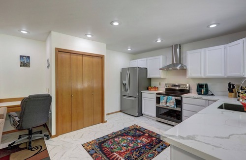 Des Moines House | Spacious 5BR Home | Sleeps 14 | Perfect for Groups & Extended Stays