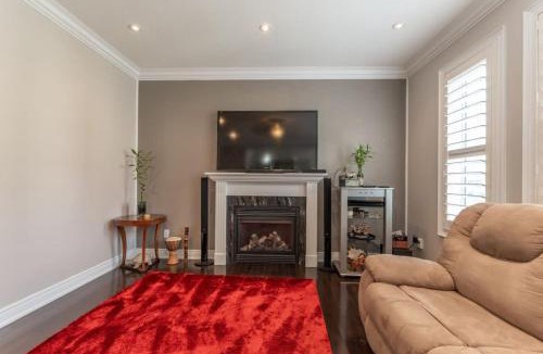 Brampton House | Spacious 7BR Home with Private Yard & Fast WiFi!
