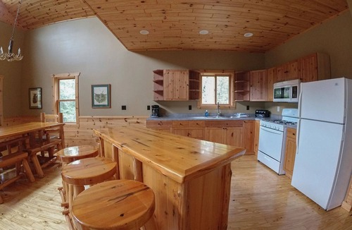 Ely Cabin | Spacious Cabin on the lake