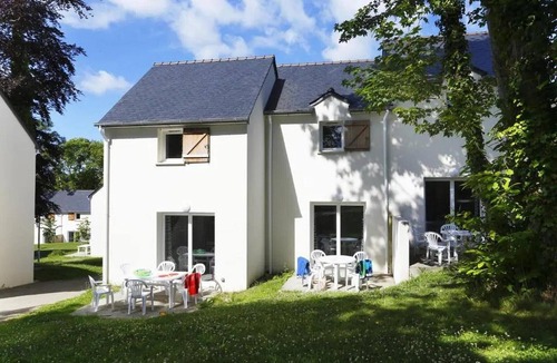 Audierne House | Spacious Duplex Cabin Cottage for 6