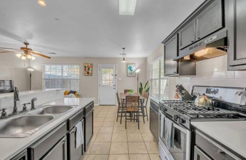 Franklin Park House | Spacious Duplex Central Austin Pet Friendly