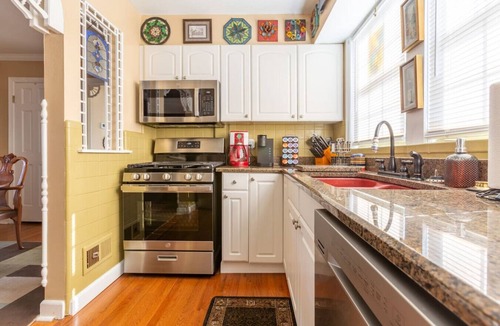 Northampton House | Spacious & Elegant 4 Bedroom Pet-Friendly Townhome – Sleeps 10