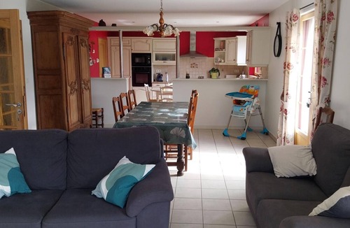Sainte-Mere-Eglise Cottage | Spacious house with enclosed garden in Sainte-Mère-Église, pets allowed
