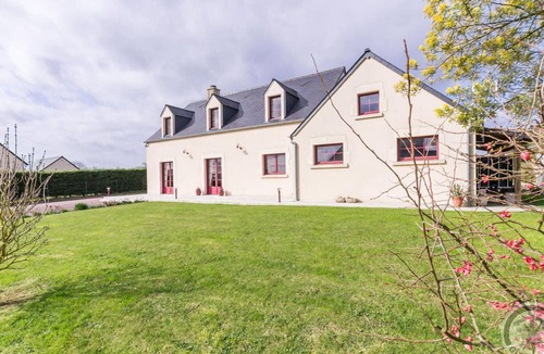 Sainte-Mere-Eglise Cottage | Spacious house with enclosed garden in Sainte-Mère-Église, pets allowed