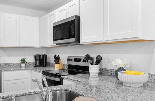Spring Hill House | Spacious House with Garden | Ideal for Long Stays