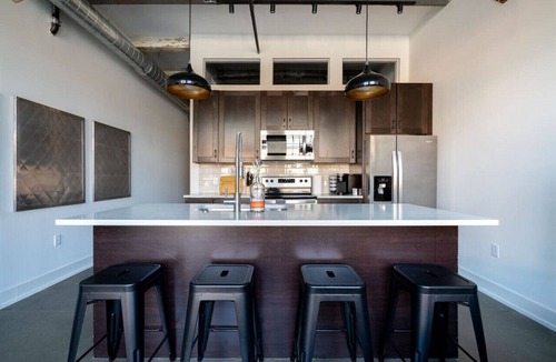 Italian Village Apartment | Spacious Industrial Flat - Short North