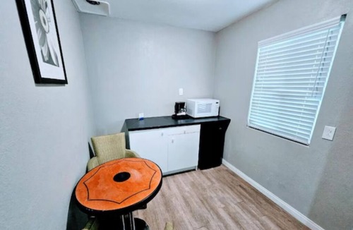 Ridgecrest Hotel | Spacious Studio w/Private Bath + Kitchenette – Steps from Dining & Local Attrac