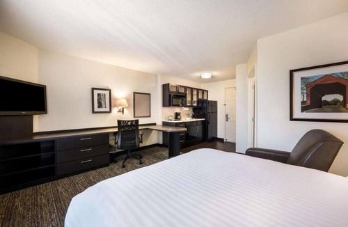 Schiller Park Hotel | Spacious Unit with Full Kitchen, Free Airport Shuttle! Near Ruby Park!