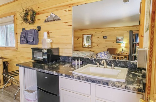 Estes Park Hotel | Spacious Upper-Level Hotel 1 Bedroom 206