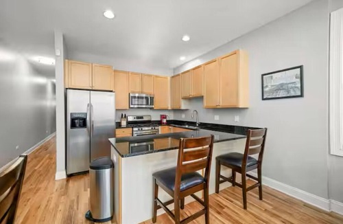 Near West Side Condo | Spacious West Loop Retreat UnitedCenter & Dining