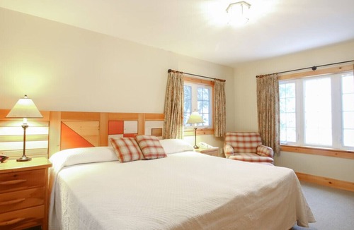 Sutton Ski Chalet | Sparkling Lakeview Chalet Jacksons Point (Eagle)