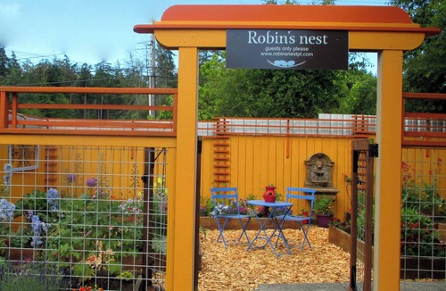 Port Townsend Apartment | SPARROW'S PERCH A Charming 1 bedroom apartment with private back yard and deck.