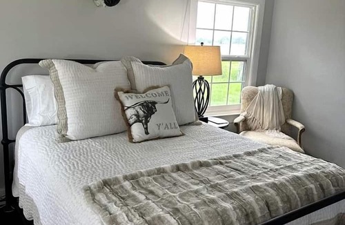Carmine Cottage | Spectacular Secluded Cottage in Round Top, Texas