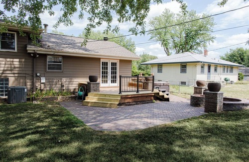 South Central Omaha House | Splendid MidMod -Mid town - enjoyment and comfort