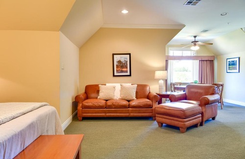 Springfield Apartment | Springfield Studio Rental w/Golf Course View!