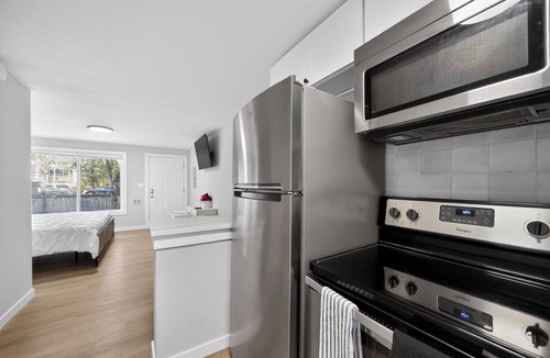 Hilltop Apartment | Stadium District Studio-King Bed-Walk to it all!