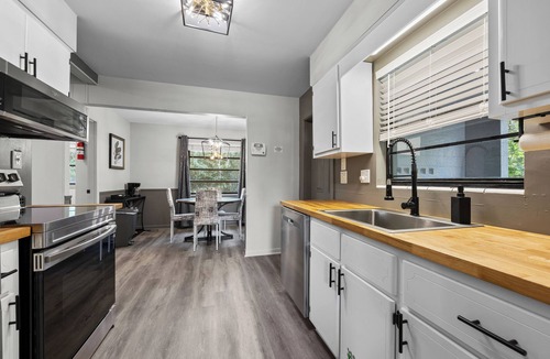 Gainesville House | Stay Classy: Spacious 3BR with Firepit and Arcade Near UF