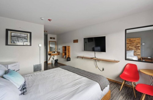Long Beach Hotel | Steps Away from Long Beach Peninsula! Indoor Pool, Pets Allowed, Free Parking!