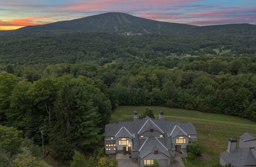 Stratton Mountain House | Stratton 4BR 3 Bath Hot Tub, Game Room, Direct Mountain View Sleeps10 ON SHUTTLE