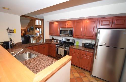 Stratton Mountain Apartment | Stratton Mountain Condo with a Hot Tub! Sleeps 12!