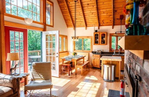 Jamaica Ski Chalet | Stratton Mountain Escape w Hot Tub|Deck|Projector