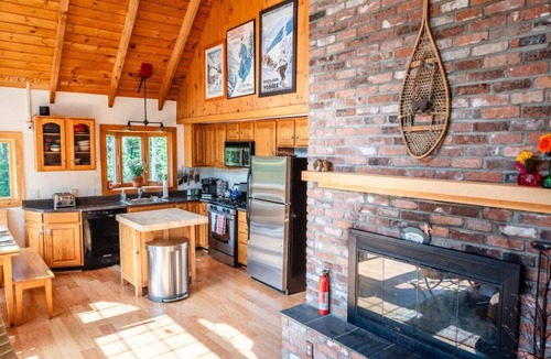 Jamaica Ski Chalet | Stratton Mountain Escape w Hot Tub|Deck|Projector