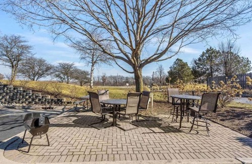 Vernon Hills Apartment | Studio 6 Vernon Hills|Relax Queen Bed,Nsmk|Kitchen