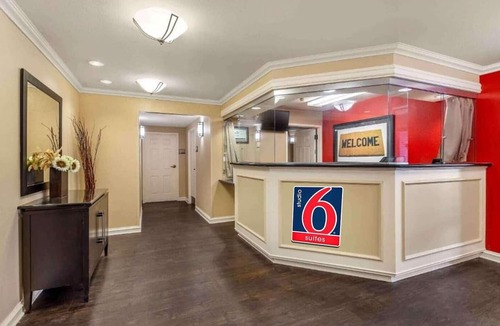 Vernon Hills Apartment | Studio 6 Vernon Hills|Relax Queen Bed,Nsmk|Kitchen