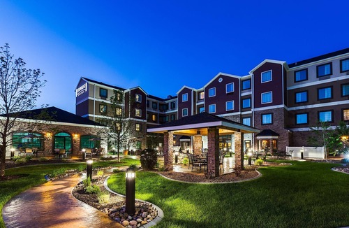 Bismarck Apartment | Studio Near Downtown | Free Daily Breakfast + Indoor Pool