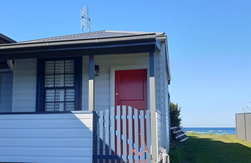 Urunga Apartment | Studio on Morgo overlooks the ocean and estuary within 2 minutes walk town Lido