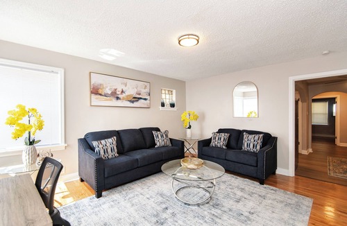 Lindenwood Park Apartment | Stunning 1-BD Apt Centrally Located w/Free Parking