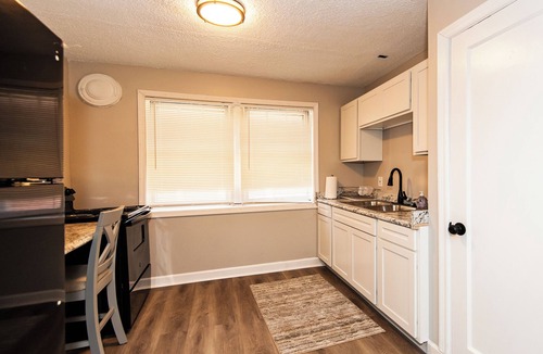 Lindenwood Park Apartment | Stunning 1-BD Apt Centrally Located w/Free Parking