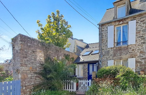Saint-Vaast-la-Hougue House | Stunning home in Saint-Vaast-la-Hougue with WiFi