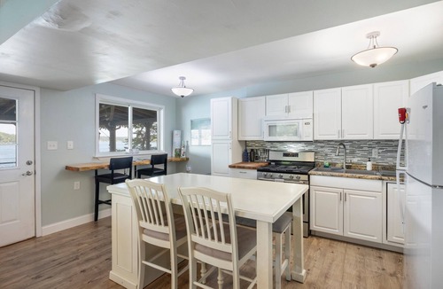 Rocky Mount House | Stunning Sunsets, Vibrant Bars and Restaurants at the Waterfront