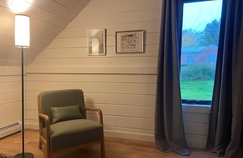 South Londonderry Ski Chalet | Stylish Farmhouse - Close to Ski, Golf + Hot Tub