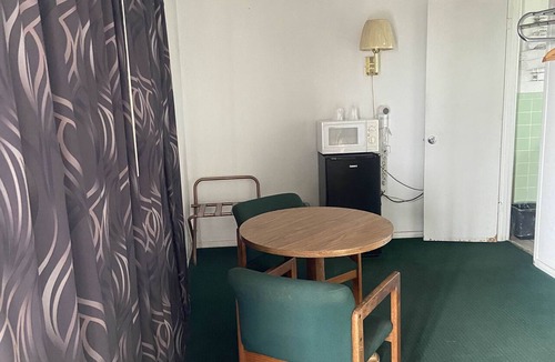 Burnet House | Sundown Inn