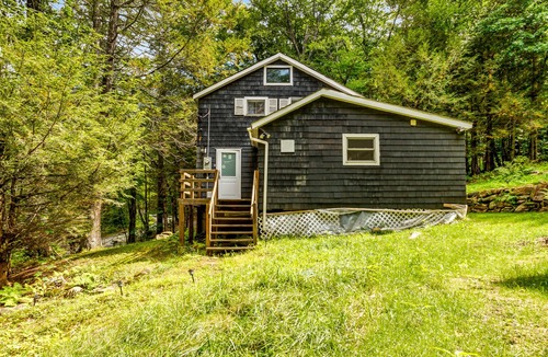 Newfane Cabin | Sunny dog-friendly cabin with firepit, skiing, hiking & fast WiFi