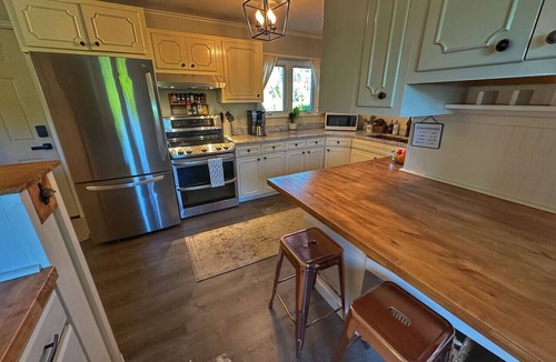 Manchester Center Apartment | Sunrise Surprise spacious, great for entertaining