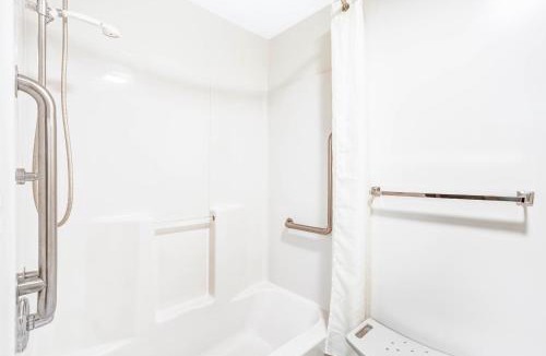 McHenry Hotel | Super 8 by Wyndham McHenry Fox Lake Area
