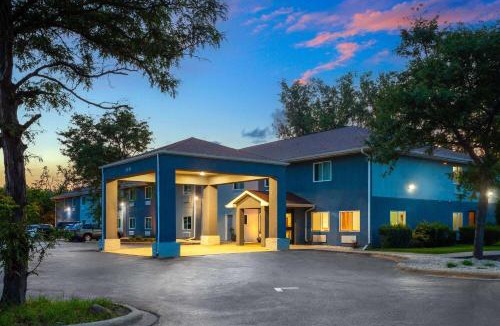 McHenry Hotel | Super 8 by Wyndham McHenry Fox Lake Area